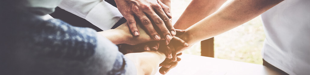 Alcune persone che si tengono le mani
